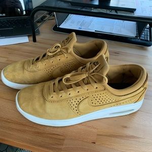 Men’s Nike sneakers